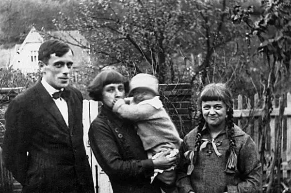 Сергей Эфрон и Марина Цветаева с детьми Алей и Муром Чехия 1923 Марина - фото 72