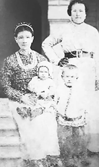 На фото моя бабушка Евлампия с детьми старшим Герасимом и дочкой Настей - фото 5