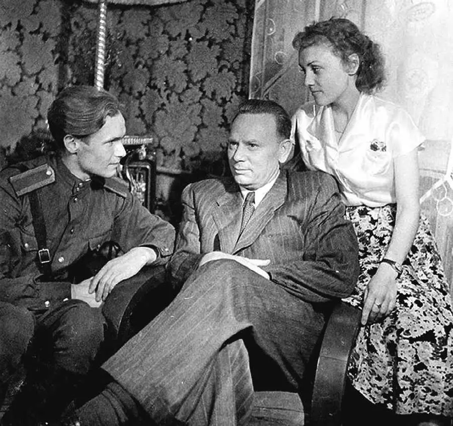 Павел Фитин с сыном Анатолием и невесткой Например наш резидент в Праге - фото 11