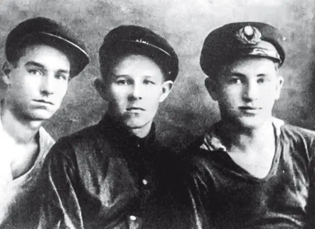 В речном училище Рыбинска Юрий Андропов  справа В 1931 г Юрий окончил - фото 2