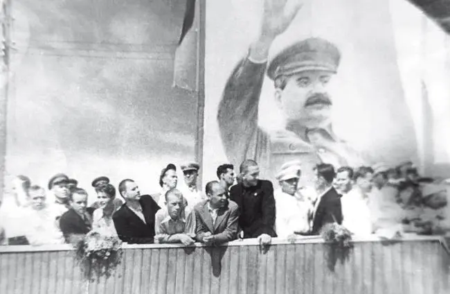 ЮВ Андропов на трибуне во время парада физкультурников Петрозаводск 1940 - фото 5