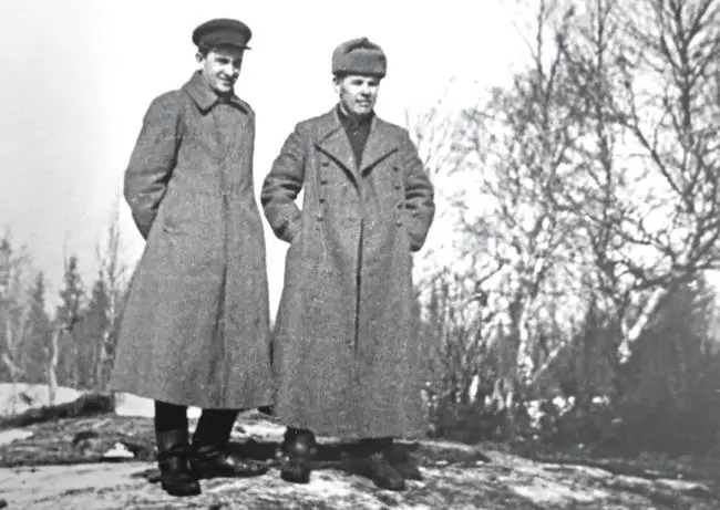ЮВ Андропов и зав организационным отделом ЦК КП б КФССР ИВ Власов 1943 - фото 7