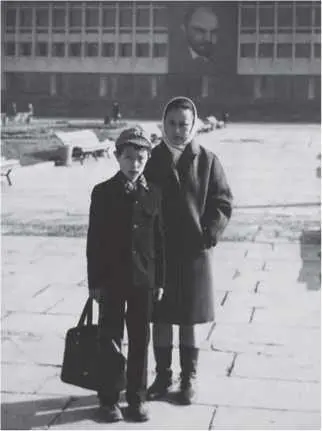 Ермек Турсунов с мамой Куляй Жанузаковой у Дворца им Ленина АлмаАта 1971 - фото 1