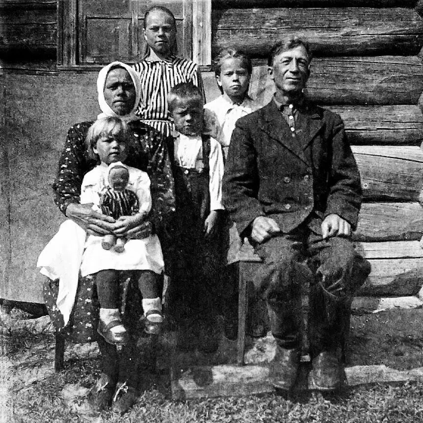 Семья водлозёров д Калакунда 1930е гг Из семейного альбома Демидовых - фото 3