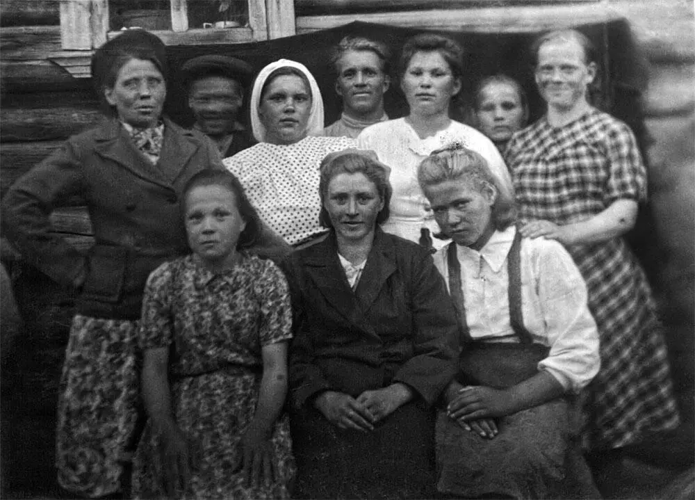 Группа холостой молодежи Келгостров 1930е годы Из семейного альбома - фото 12