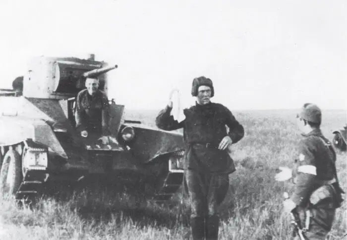 Экипаж советского танка сдается в плен июль 1939 года Постановочная - фото 18