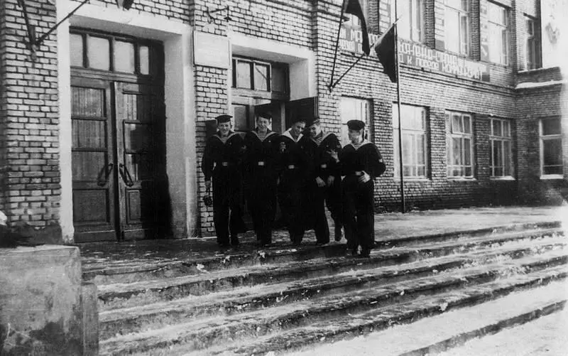 Группа курсантов Архангельской мореходной школы Слева направо К Корняков И - фото 5