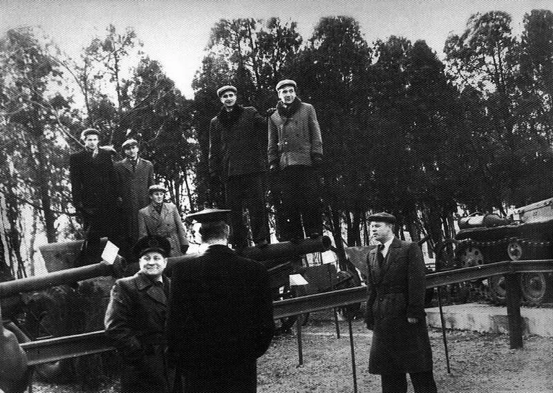 Экскурсия в ПортАртур На снимке члены экипажа теплохода Волга Город - фото 38