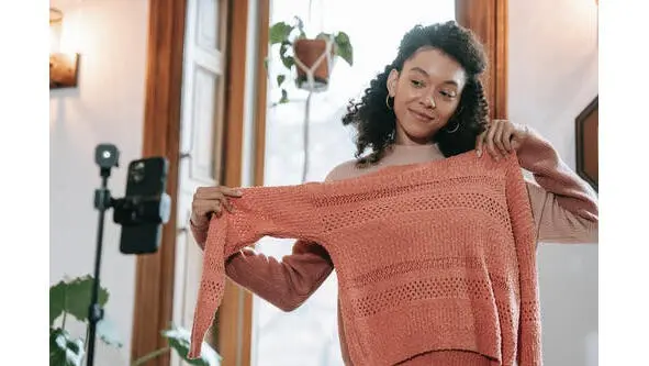 Она ТОЛЬКО ЧТО связала свитер She has JUST knit the sweater Она связала - фото 12