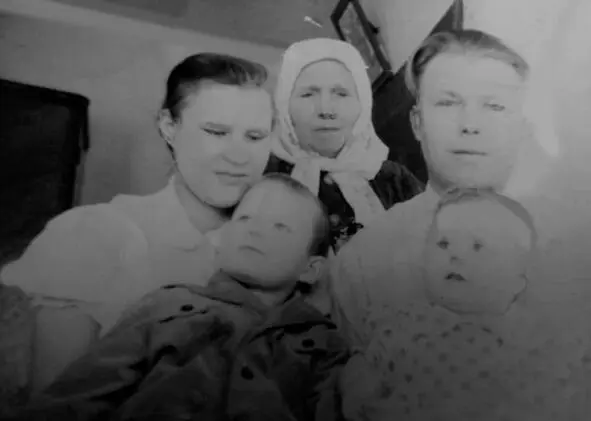 В 1957 году Валя вышла замуж за Виктора Терентьева Он был моим одноклассником - фото 17