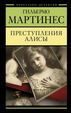 Гильермо Мартинес Преступления Алисы обложка книги