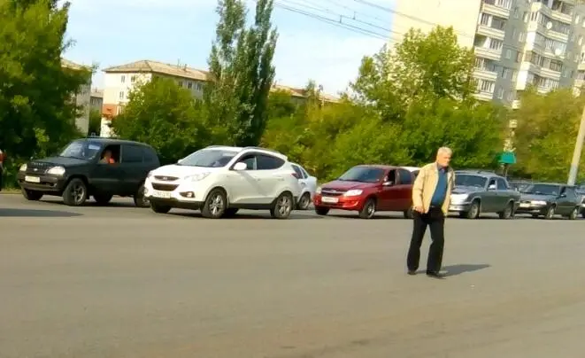 Пешеход нарушает Правила переходя дорогу в неустановленном месте Пешеходная - фото 60