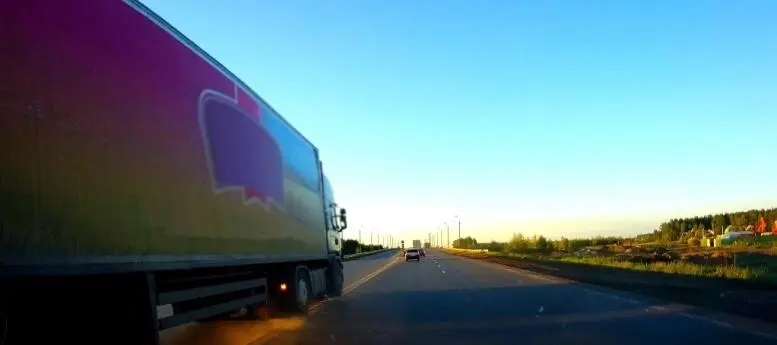 Водитель грузовика создает опасность для движения не только попутного - фото 98