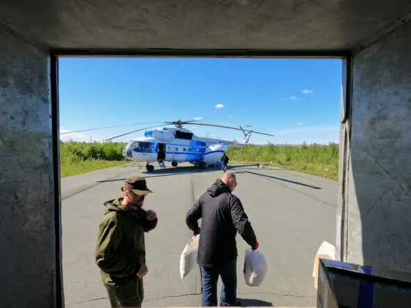 Погрузка Ждём вертолёт перед шлагбаумом площадки Появились комары Как ни - фото 114