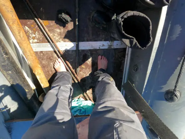 Зачем в Карском море летом сапоги Смотрю на сапоги парней которые идут рядом - фото 125