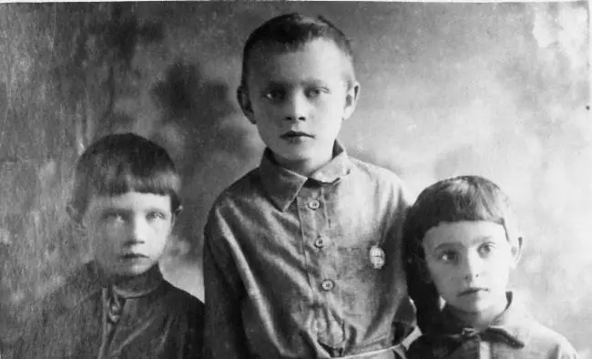 Т А Митяев ученик Сапожковской школы с сестрами Людмилой и Верой 1934 год Я - фото 7