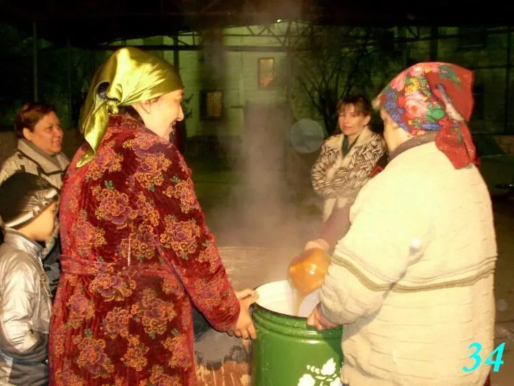 34 Идет выемка продукта из казана и распределение по разным посудинам К - фото 34