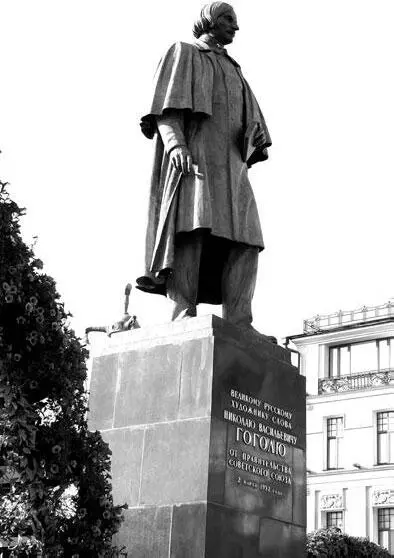 Памятник Гоголю на Гоголевском бульваре В районе Гоголевского бульвара - фото 10