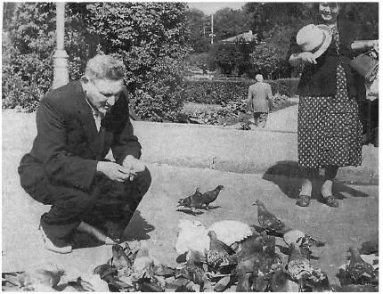 Борис Моисеевич Листенгартен с женой Эсфирью Львовной на отдыхе Рига 1958 - фото 6