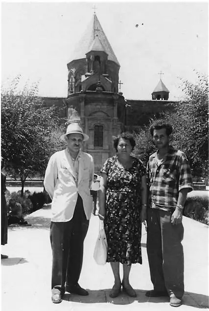 Борис Моисеевич Листенгартен с женой Эсфирью Львовной и сыном Леонидом в - фото 7