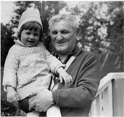 Борис Моисеевич Листенгартен с внучкой Юлей На отдыхе в районе Киева 1969 Я - фото 11