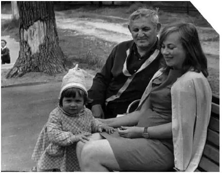 Борис Моисеевич Листенгартен с женой сына Аллой Алексеевной и внучкой Юлей На - фото 12