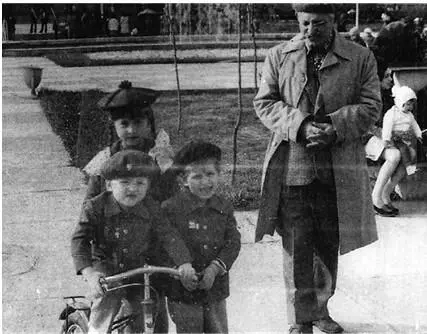 Борис Моисеевич Листенгартен с внучкой Юлей и ее московскими троюродными - фото 13