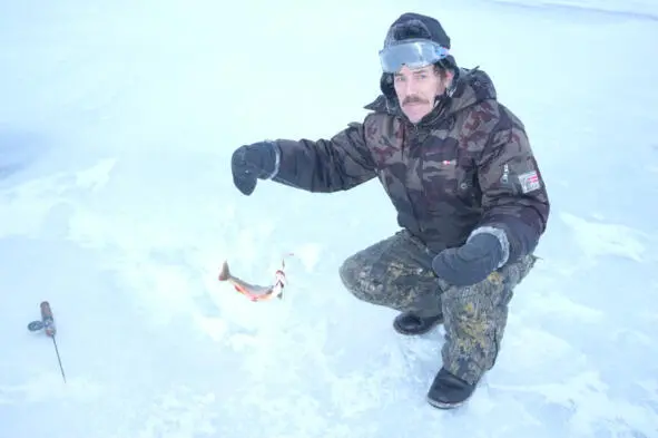 На рыбалке Через двадцать минут мы уже пробурили первые лунки лед на озере был - фото 12
