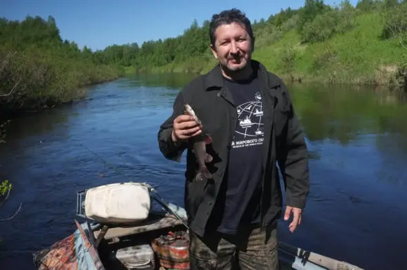 Первый хариус И вот он мой первый трофей С гордостью я посмотрел на заядлых - фото 19