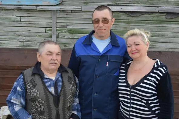 Чесноков ИП Мороз В А Мороз ВИ слева направо Встречали меня мои старые - фото 21