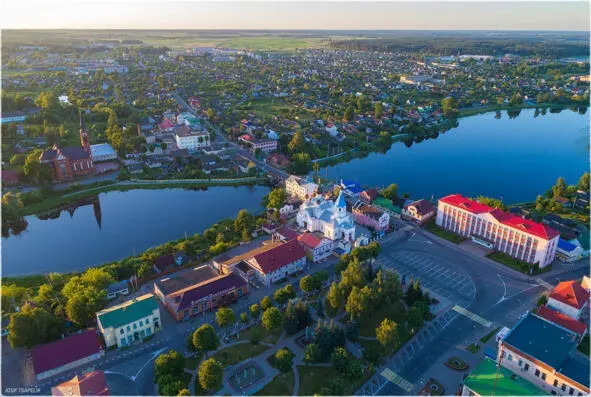 Дремлет летним утром городок притихший Солнца луч играет в куполах и крышах - фото 44