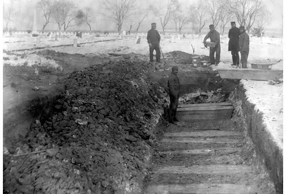 Фотография 1886 г захоронение тел малоимущих во рву В Филадельфии тех лет - фото 1