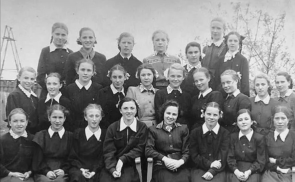 Болельщицы со своими одноклассницами и учительницей улыбающейся в первом ряду - фото 21