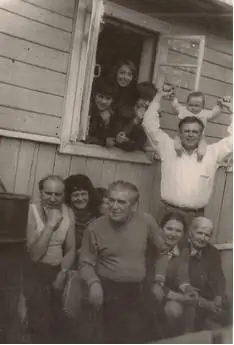 Лемболово Слева направо дядя Веня Ольга дед Вася Лариса Северинко баба - фото 22