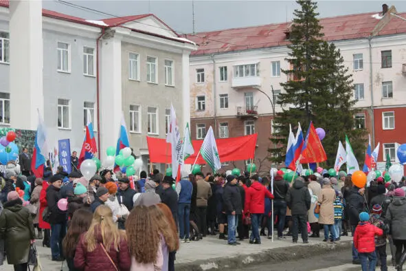 Асбест Митинг 1 Мая Вот и майские дни наступили Солнце стало чаще появляться - фото 7