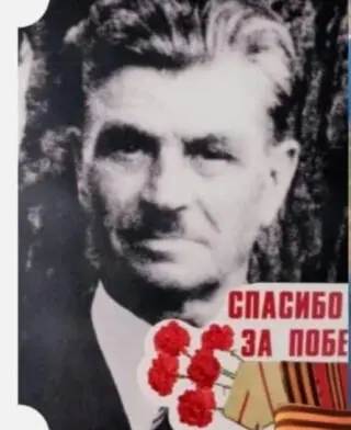 В ярко алом единении знамёна реют на ветру Благодарим героев поколение за - фото 1