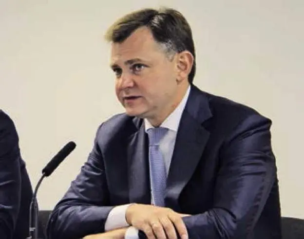 Президент ОАК Юрий Слюсарь на прессконференции в Фарнборо В салоне второго - фото 16
