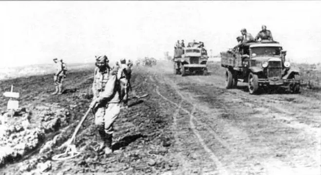 На фронтовой дороге автомобили ГАЗMM и Студебекер US6 1944 год Краткая - фото 44