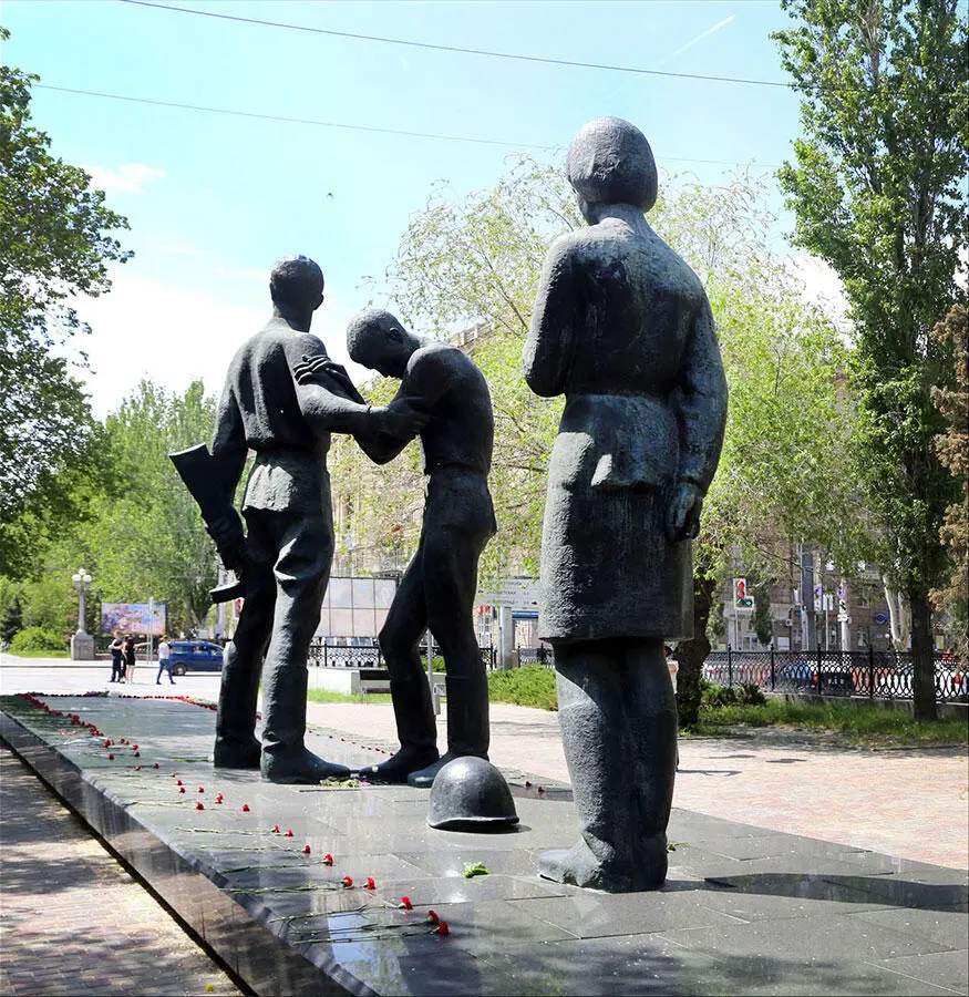 8 У памятника комсомольцамзащитникам Сталинграда Фоторассказ - фото 8