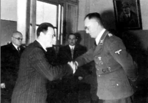 Курт фон Готтберг приветствует Радослава Островского 1944 г Первые двое - фото 5