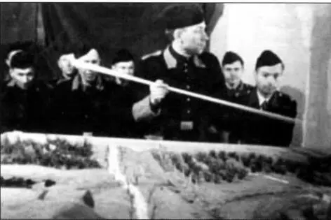 Курсанты офицерской школы БКА на занятиях 1944 г Подразделение БКА в - фото 9
