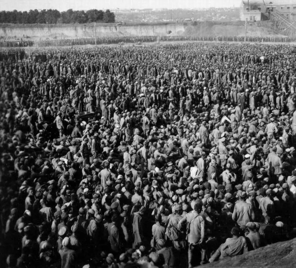 Пленные красноармейцы Лето 1941 года Фото из интернета Застигнутые - фото 1