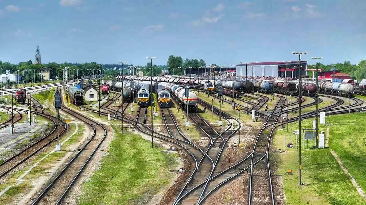 Fig 1125 Queen of Disks A rail road depot A platform The metro A train - фото 102