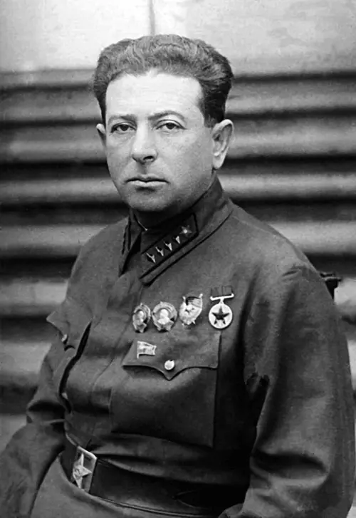 Лев Захарович Мехлис 18891953 Считается что после триумфального успеха на - фото 16