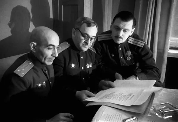 Писатель ЭльРегистан Лауреат Государственной премии народный артист СССР - фото 29