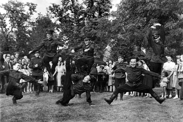 Выступление в Венгрии город Будапешт 1951 г В 1945 году композитор - фото 35