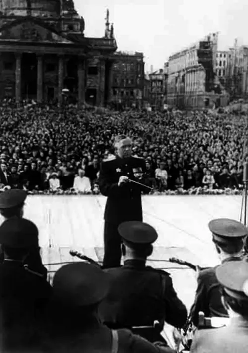 Исторический концерт на руинах в Берлине 18 августа 1948 г Дирижирует Б - фото 36