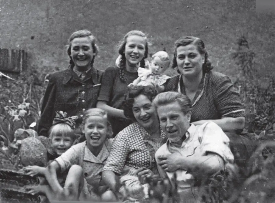 В Белостоке у родителей слева сестры Ренэ Марыся и Ирена Виктория и Ренэ - фото 12