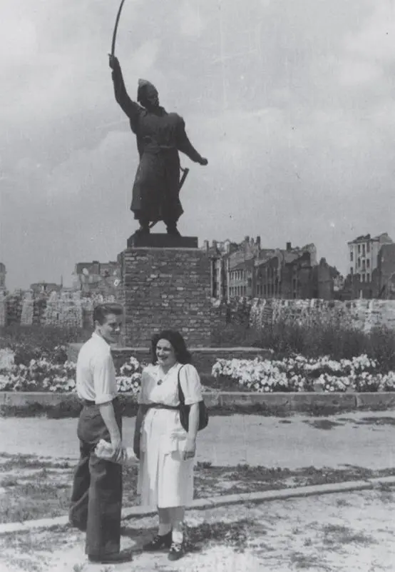 После приезда в Варшаву в 1950 г Руины Старого города Ренэ и Виктория у - фото 13