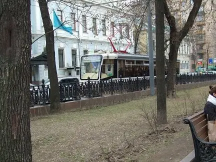Вид на проходящий трамвай с Чистопрудного бульвара Вообще то давно пора нам - фото 11